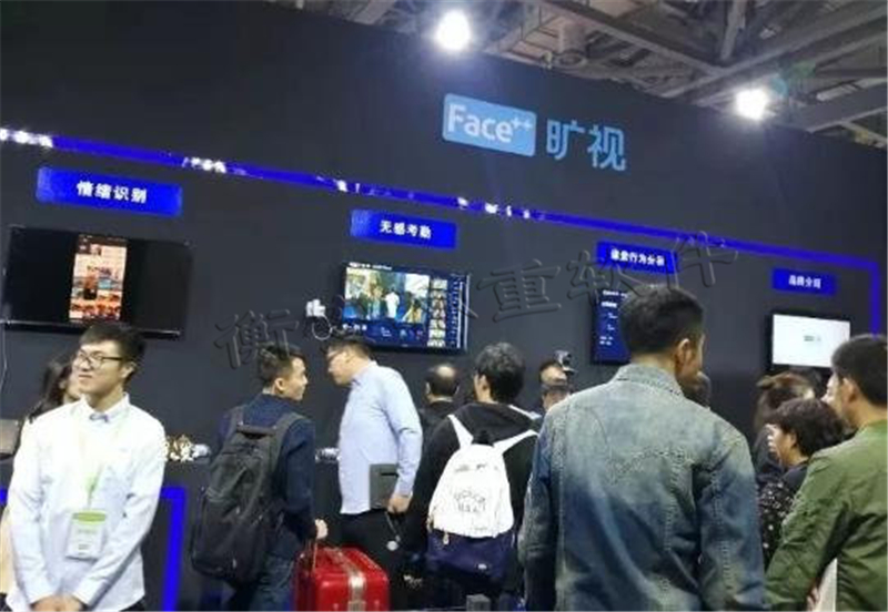 無死角巡航拍攝教室并自動變焦拍攝人臉，無感知無配合的智能考勤